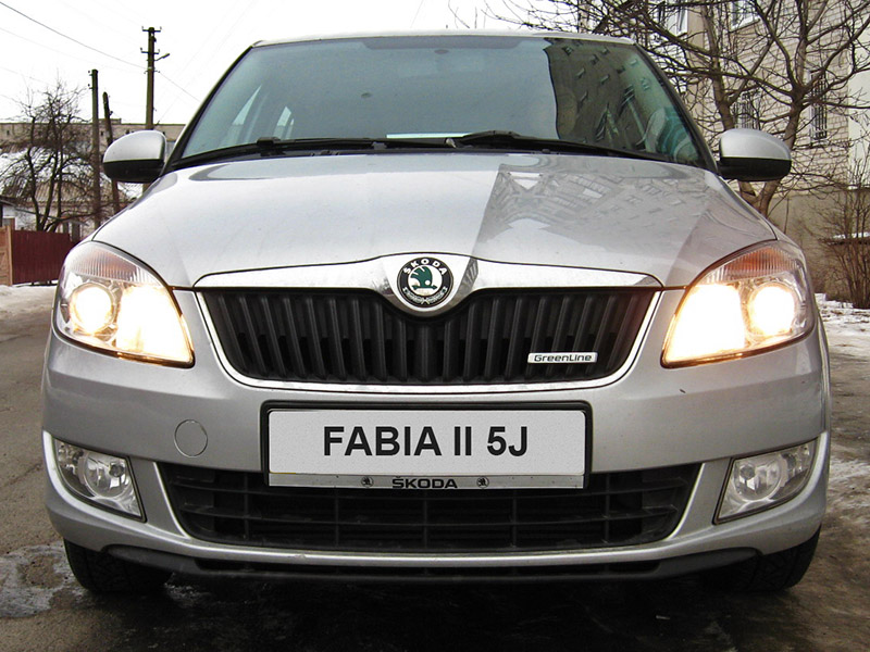 Включенная лампа дальнего света и габаритных огней Skoda Fabia II