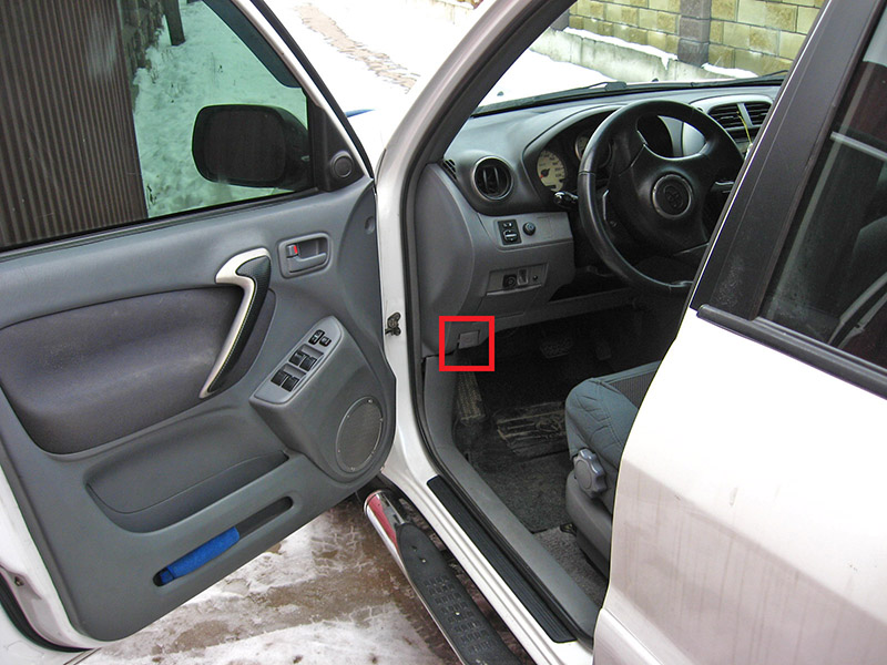 Расположение рычага привода замка капота в салоне автомобиля Toyota RAV4