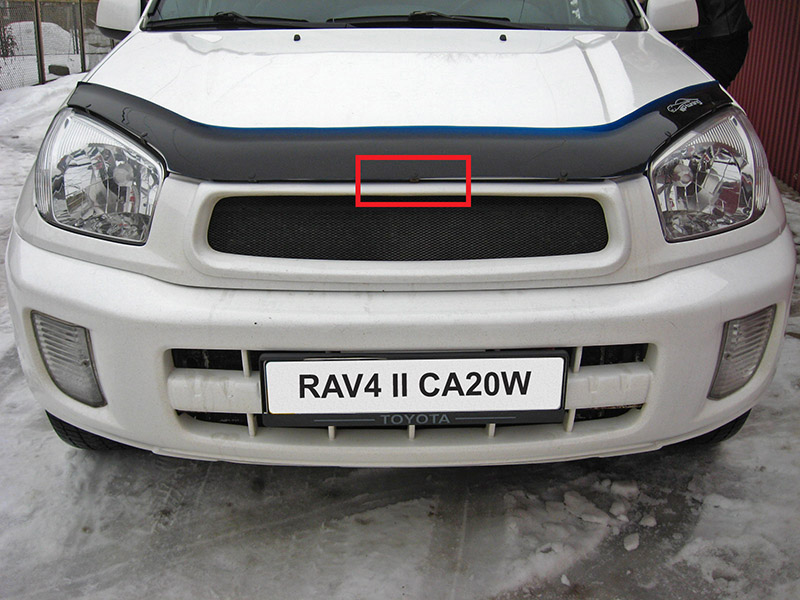 Расположение рычага блокировки замка капота Toyota RAV4