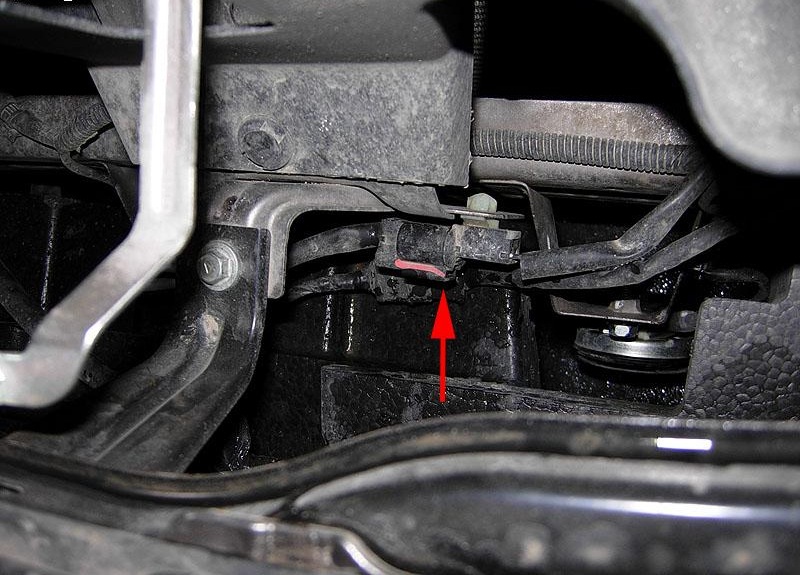 Размещение колодки проводов противотуманных фар Mitsubishi Outlander XL
