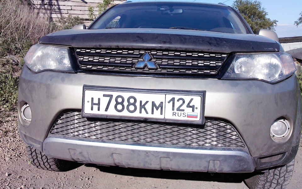 Установленная решетка радиатора и передний бампер на Mitsubishi Outlander XL выпуска до 08.2009
