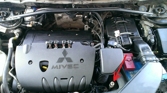 Размещение указателя уровня рабочей жидкости (щупа) вариатора в моторном отсеке двигателя 4B12 Mitsubishi Outlander XL