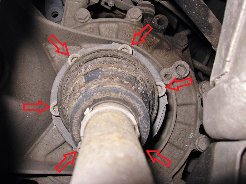 Крепление привода колеса к коробке передач на Skoda Octavia Tour 1996-2010
