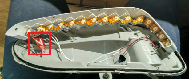 Закрепить в корпусе ПТФ драйвер ДХО Hyundai Santa Fe III DM