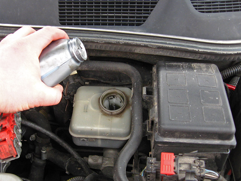 Проверка уровня и долив тормозной жидкости Opel Astra II G (Classic .
