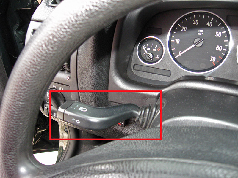 Расположение левого подрулевого переключателя в салоне автомобиля Opel Astra II G