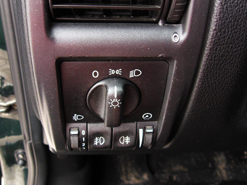 Переключатель в положении, при котором включено наружное освещение и подсветка органов управления Opel Astra II G