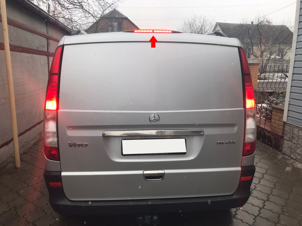 Третий фонарь сигнала торможения на автомобиле Mercedes-Benz Vito W639