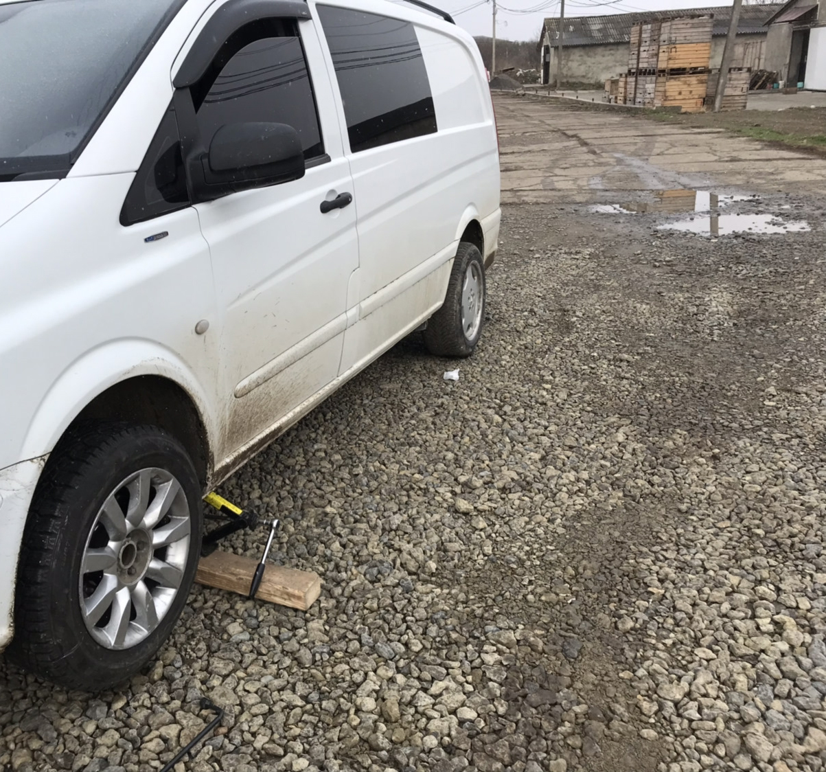 Поддомкратить переднюю часть автомобиля Mercedes-Benz Vito W639