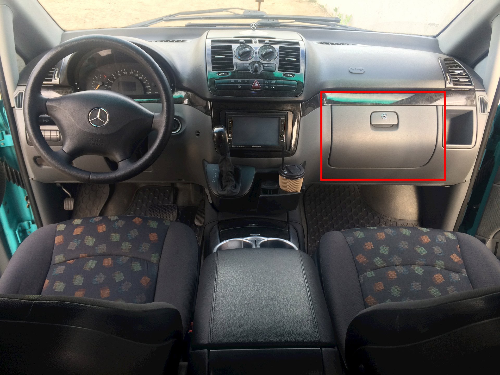 Бардачок на автомобиле Mercedes-Benz Vito W639