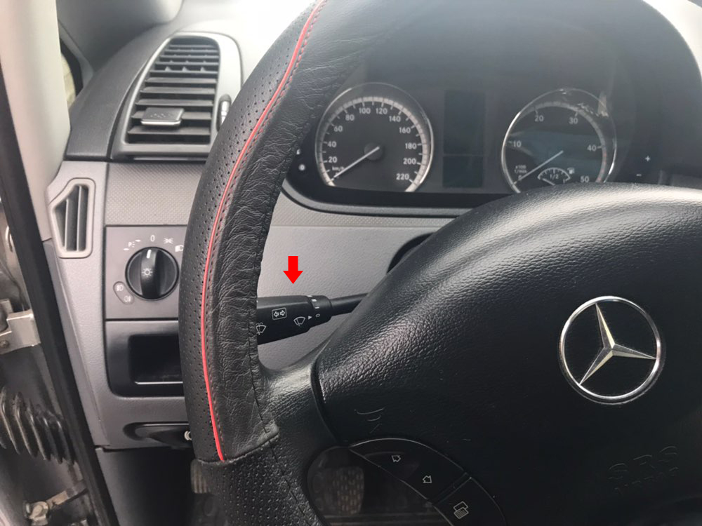 Расположение переключателя поворотов, дальнего света, стеклоочистителя на автомобиле Mercedes-Benz Vito W639