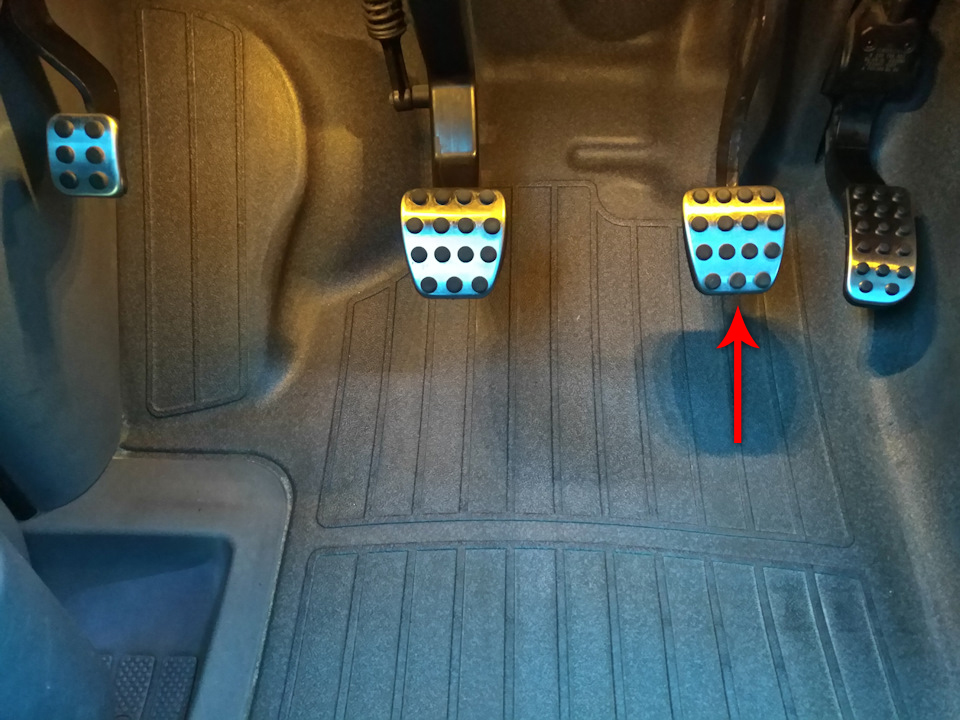 Педаль тормоза на автомобиле Mercedes-Benz Vito W639