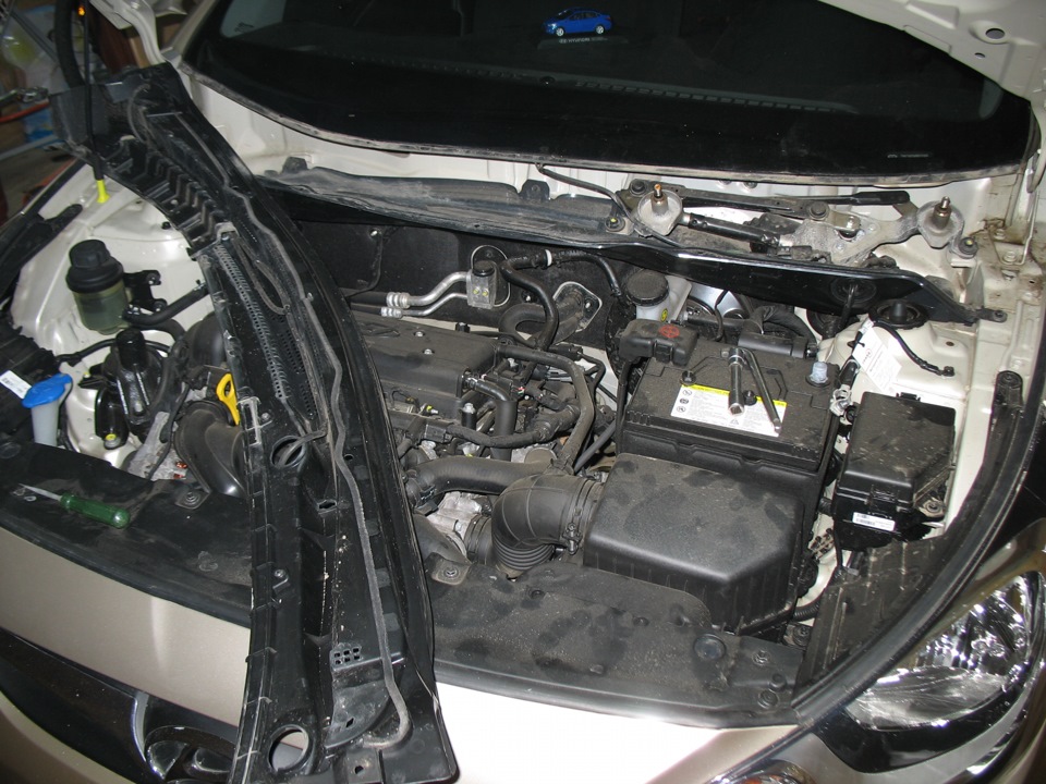 Снять жабо на автомобиле Hyundai Solaris 2010-2016