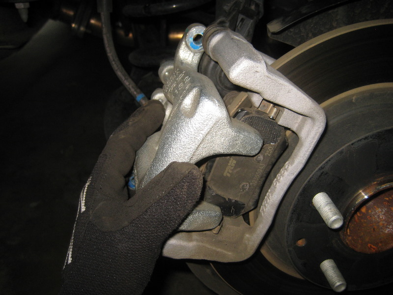 Замена тормозных колодок мазда 6. Mazda 6 задние колодки. Направляющие колодок Мазда 6 gg. Тормозная система Мазда 6 GH. Колодки Мазда 6 электронный ручник.