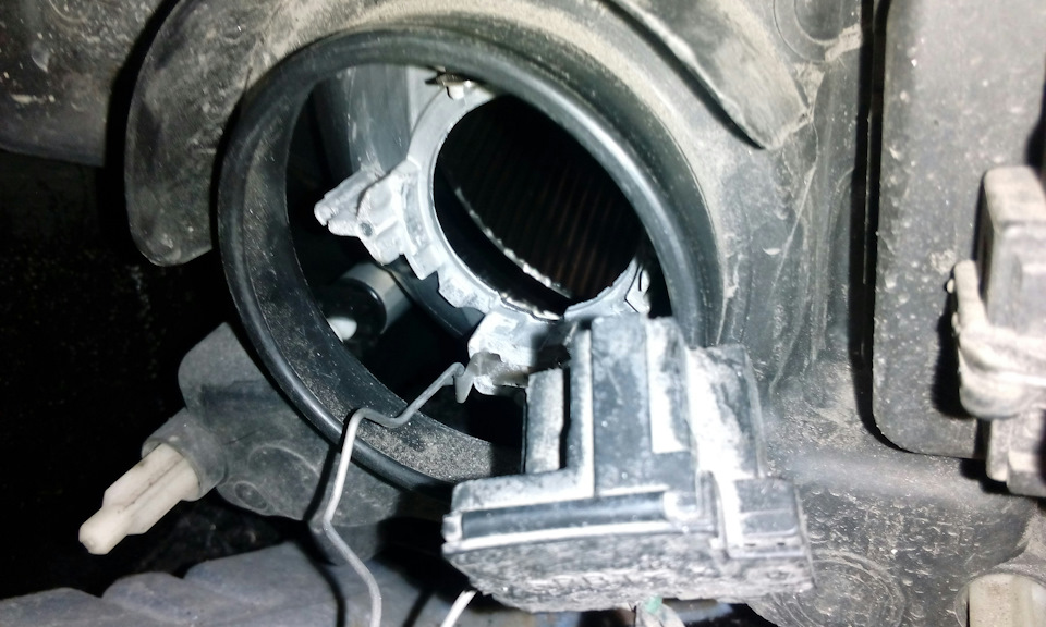 Замена лампы ближнего и дальнего света Nissan Note 2004 - 2012