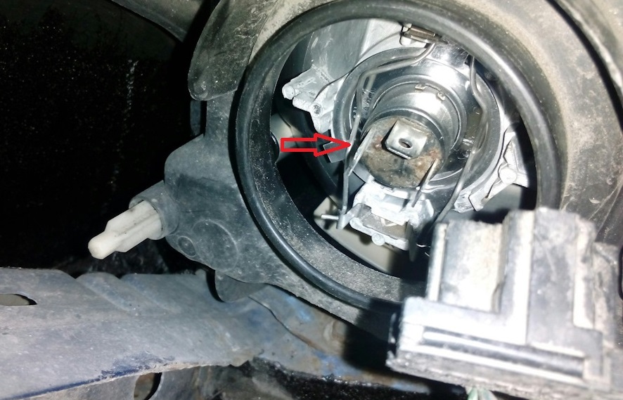 Замена лампы ближнего и дальнего света Nissan Note 2004 - 2012