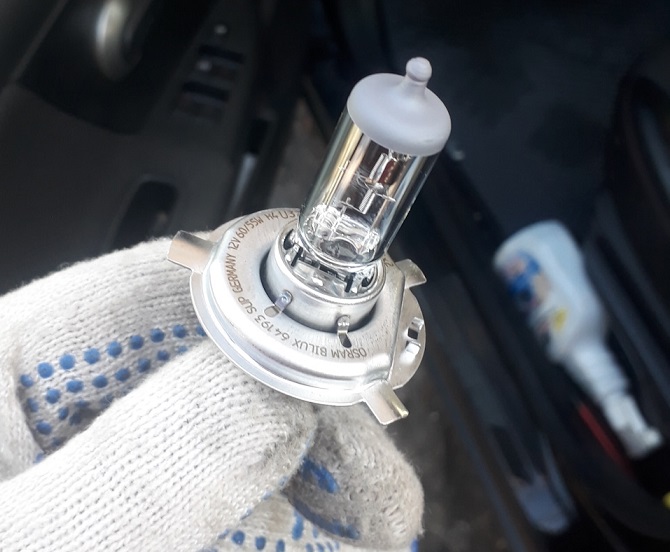 Замена лампы ближнего и дальнего света Nissan Note 2004 - 2012