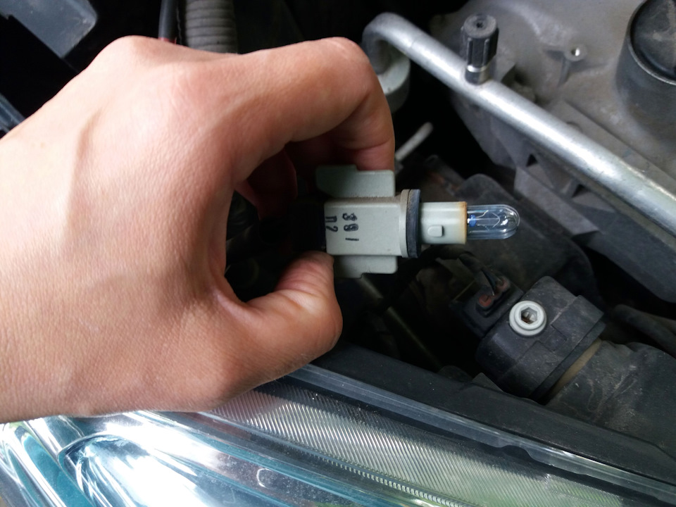 Замена габаритных лампочек Nissan Note 2004 - 2012