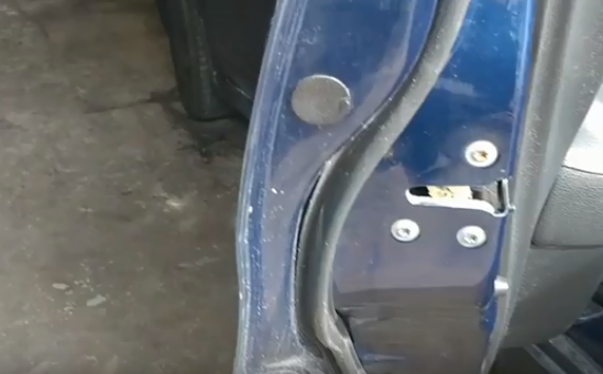 Замена наружной ручки задней двери Nissan Note 2004 - 2012