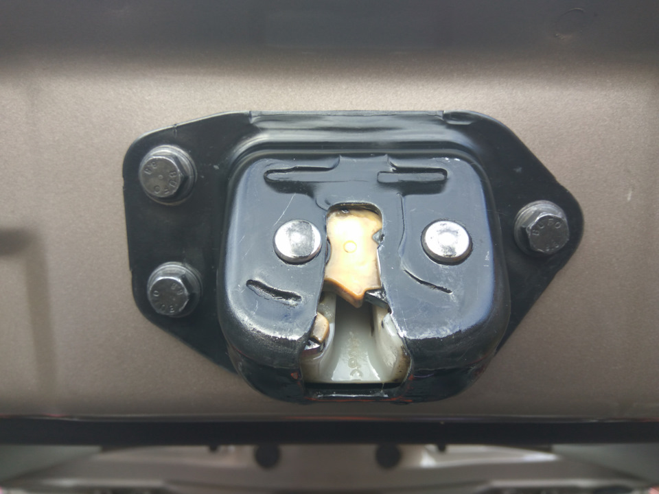 Замена замка крышки багажника Nissan Note 2004 - 2012