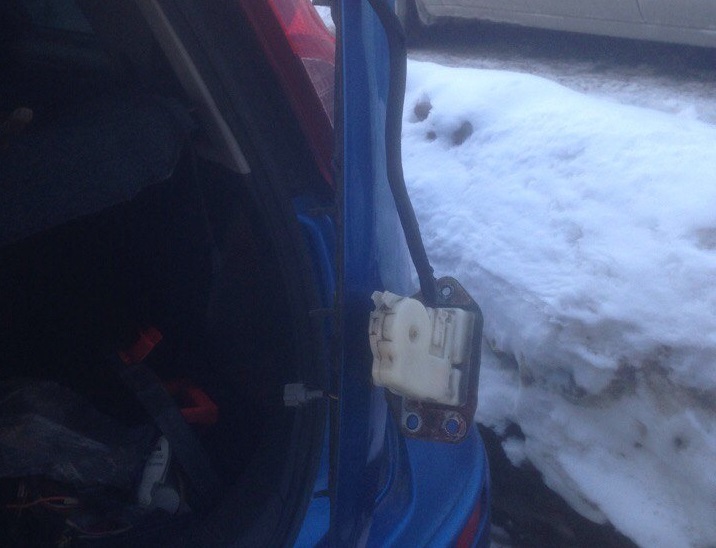 Замена замка крышки багажника Nissan Note 2004 - 2012