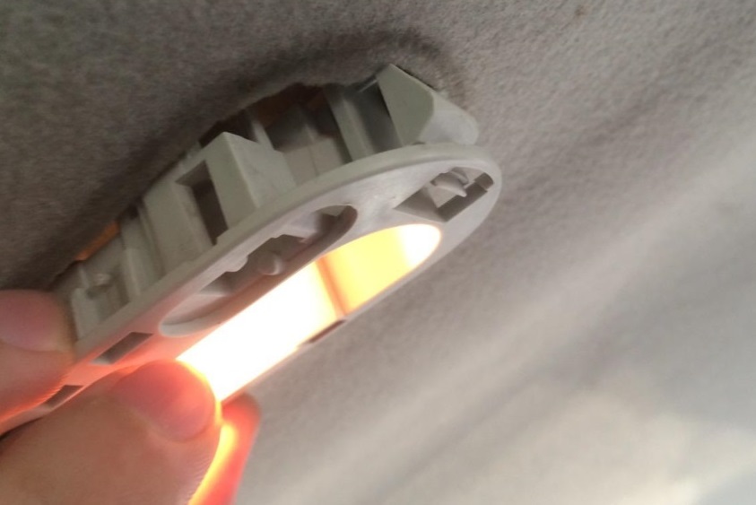 Замена плафона освещения салона Nissan Note 2004 - 2012