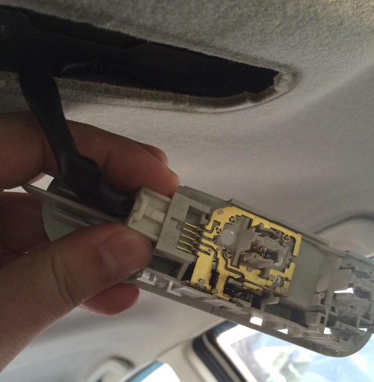 Замена плафона освещения салона Nissan Note 2004 - 2012