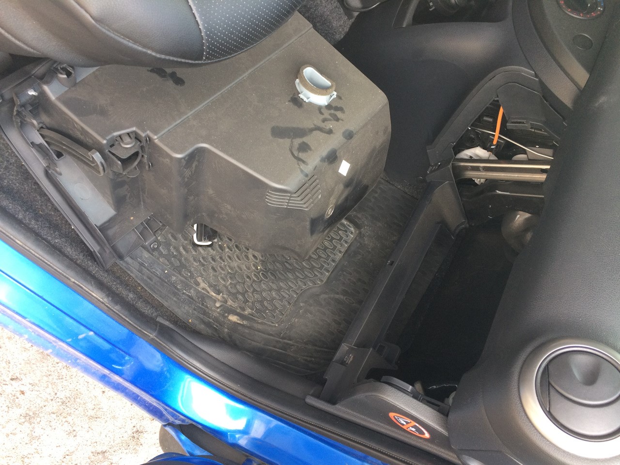 Снятие и установка бардачка Nissan Note 2004 - 2012