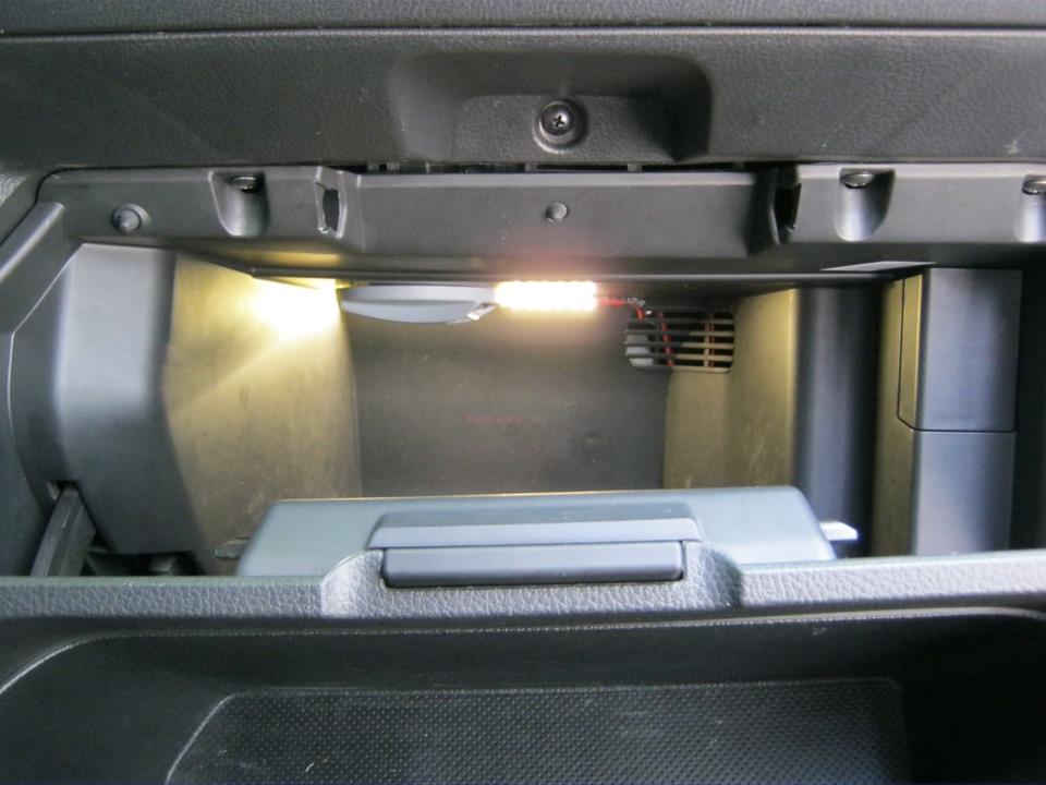 Снятие и установка бардачка Nissan Note 2004 - 2012