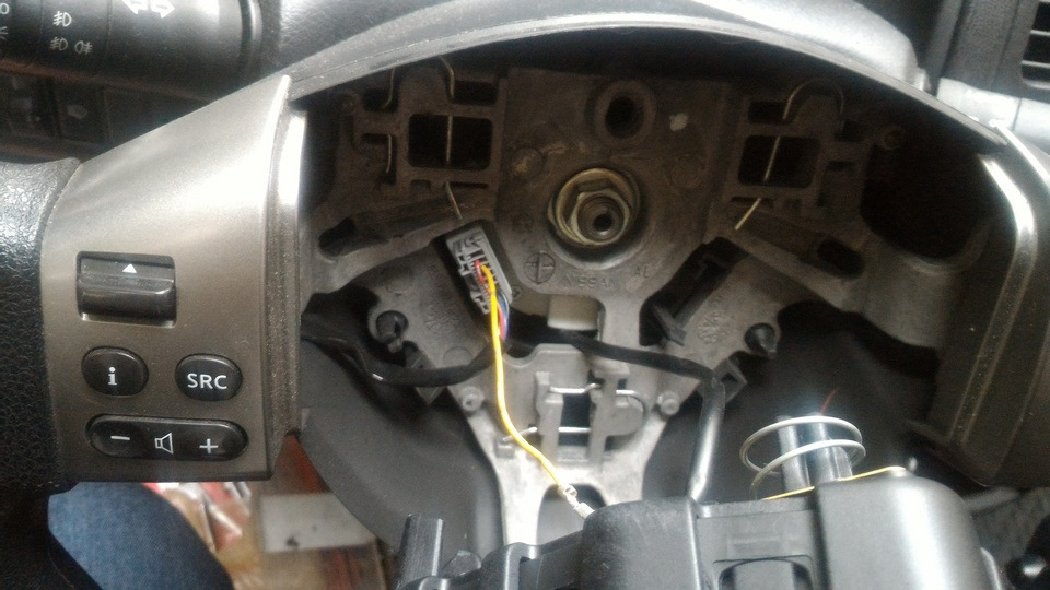 Снятие и установка подушки безопасности водителя Nissan Note 2004 - 2012