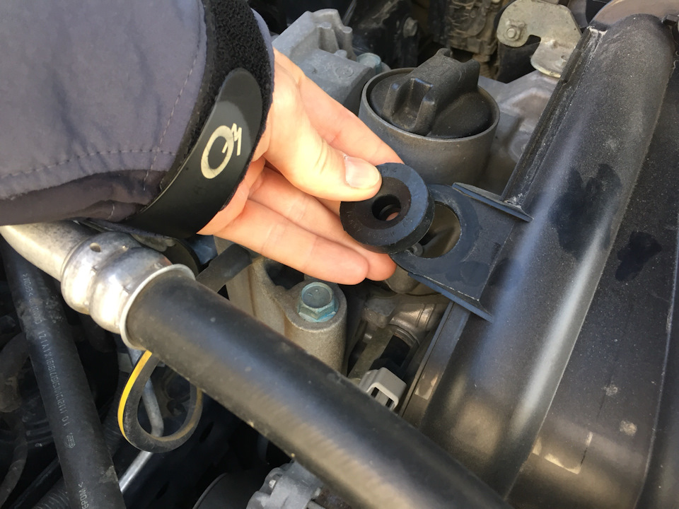 Снятие и установка декоративного кожуха двигателя Nissan Note 2004 - 2012