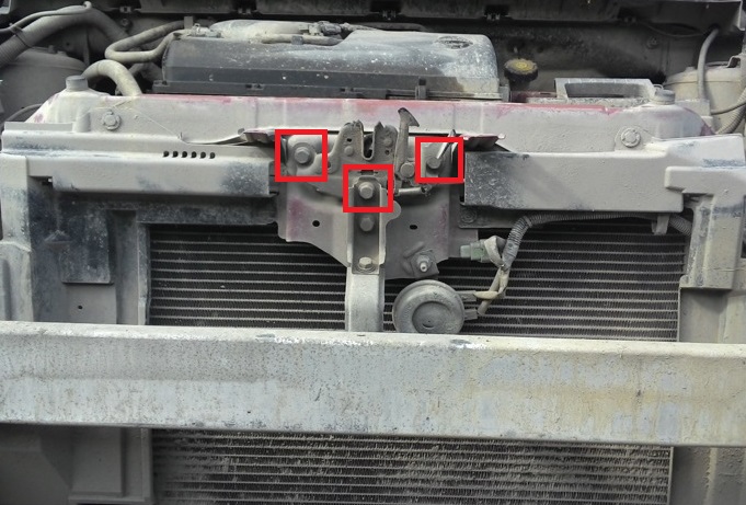 Снятие и установка замка капота и его привода на Nissan Note 2004 - 2012