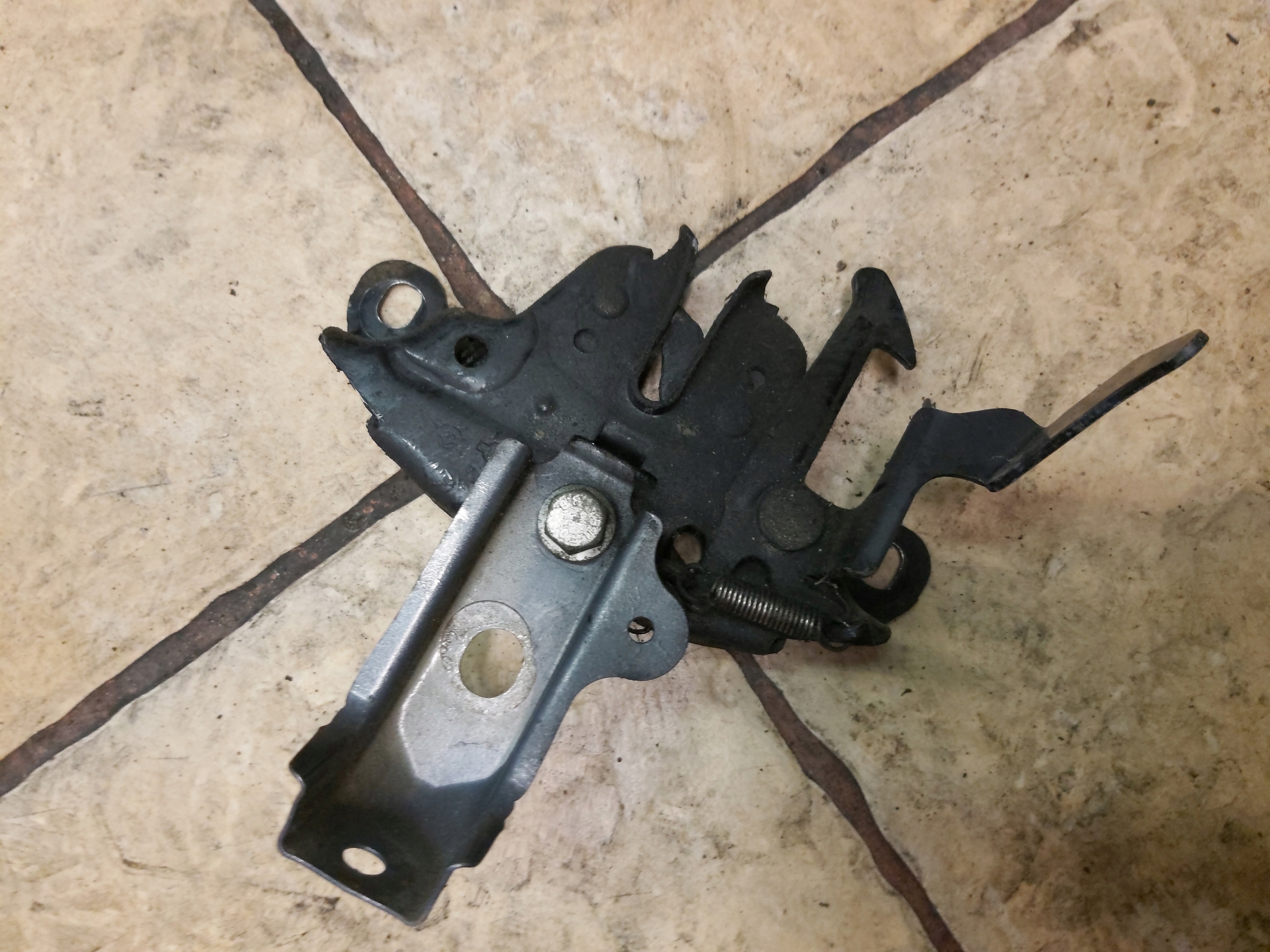 Снятие и установка замка капота и его привода на Nissan Note 2004 - 2012