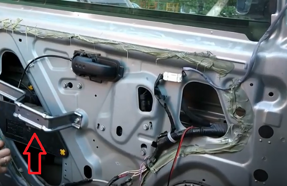 Замена выключателя замка передней двери Nissan Note 2004 - 2012