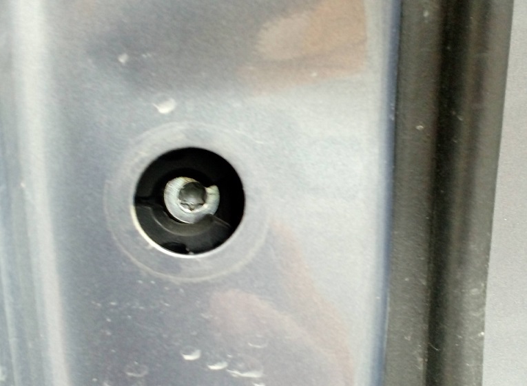 Замена выключателя замка передней двери Nissan Note 2004 - 2012