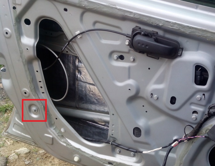 Снятие замка передней двери Nissan Note 2004 - 2012