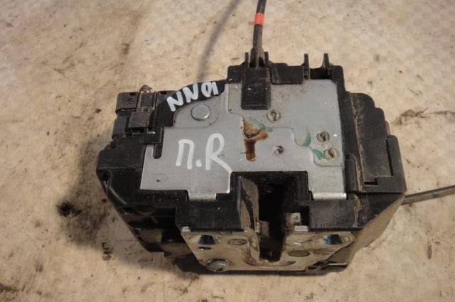 Снятие замка передней двери Nissan Note 2004 - 2012