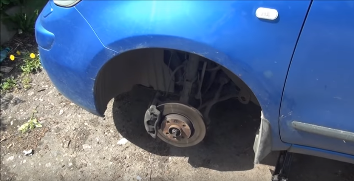 Замена переднего тормозного суппорта Nissan Note 2004 - 2012