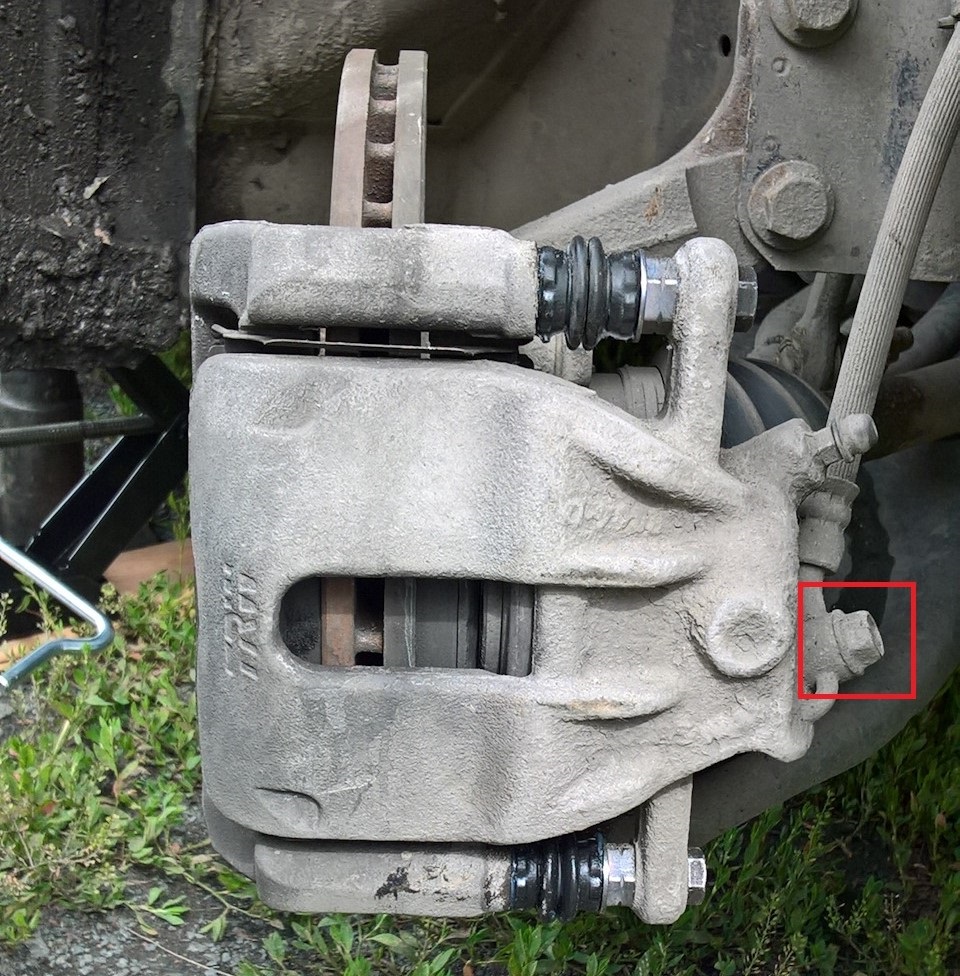 Замена переднего тормозного суппорта Nissan Note 2004 - 2012