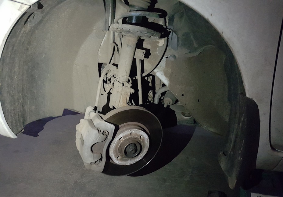 Замена переднего тормозного диска Nissan Note 2004 - 2012