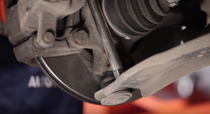 Замена рычага передней подвески Nissan Note 2004 - 2012