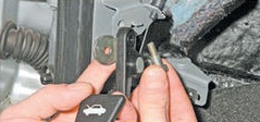 Извлечение болта и шайбы крепления рукоятки привода замка капота Лада Гранта (ВАЗ 2190)