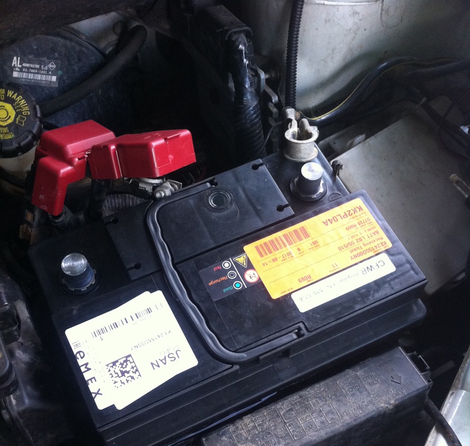 Снятие и установка аккумуляторной батареи Nissan Note 2004 - 2012