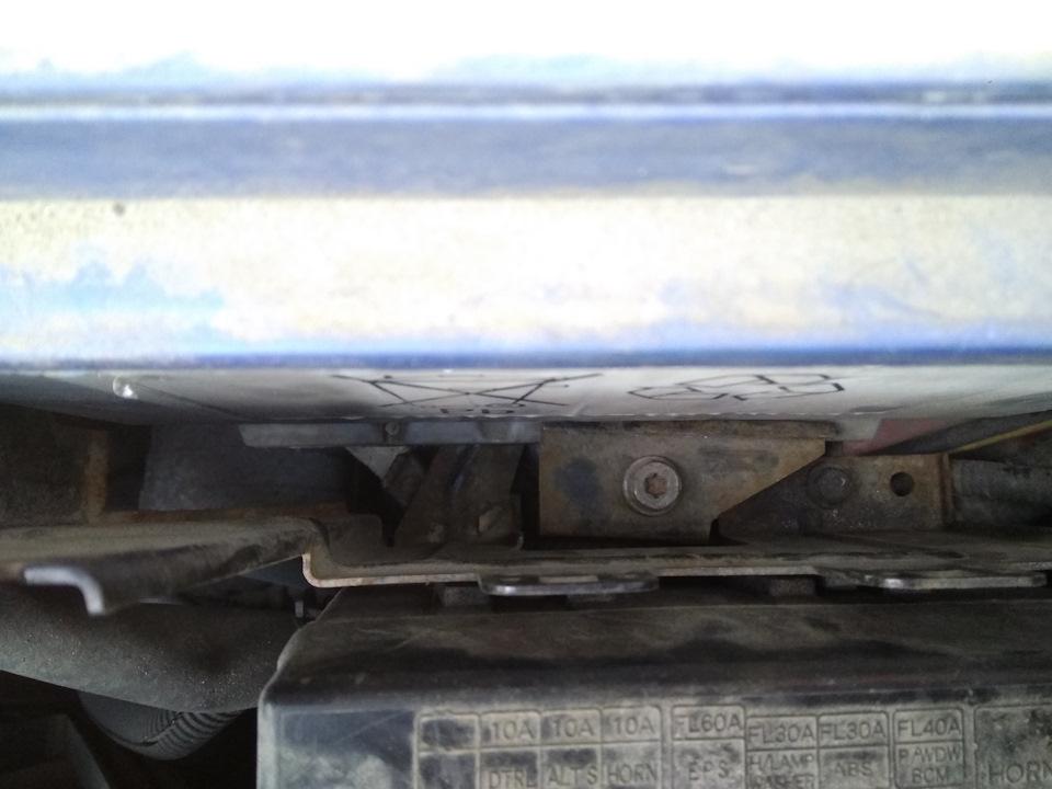 Снятие и установка аккумуляторной батареи Nissan Note 2004 - 2012