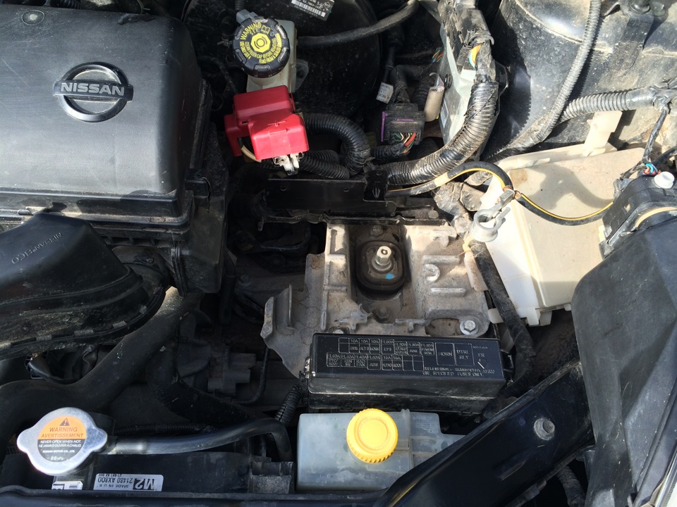 Снятие и установка аккумуляторной батареи Nissan Note 2004 - 2012