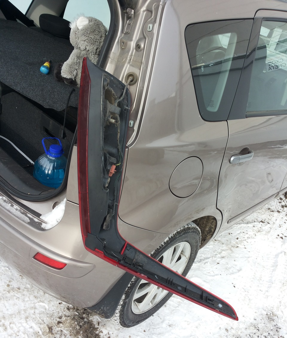 Замена лампы заднего габаритного огня и стоп-сигнала Nissan Note 2004 - 2012