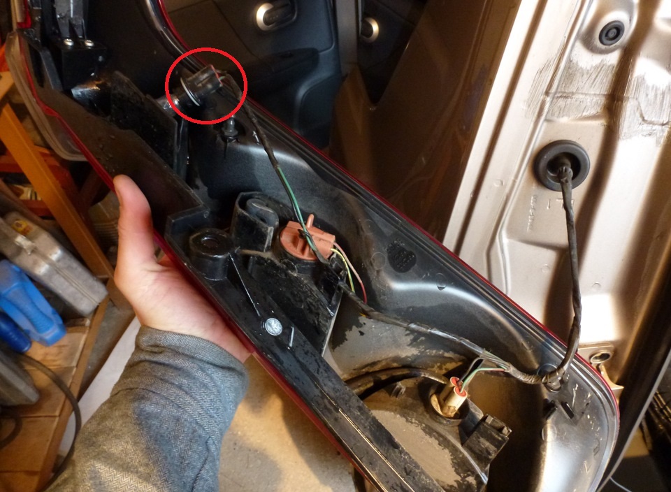 Замена лампы заднего указателя поворота Nissan Note 2004 - 2012 