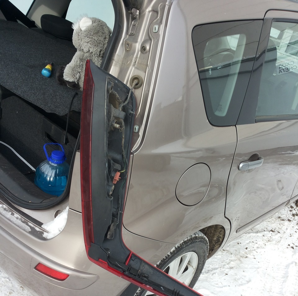 Замена лампы заднего хода Nissan Note 2004 - 2012