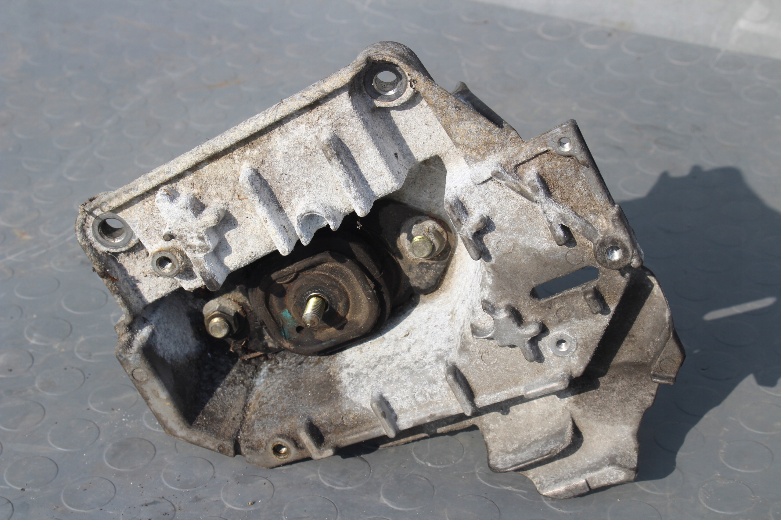 Замена левой опоры двигателя Nissan Note 2004 - 2012