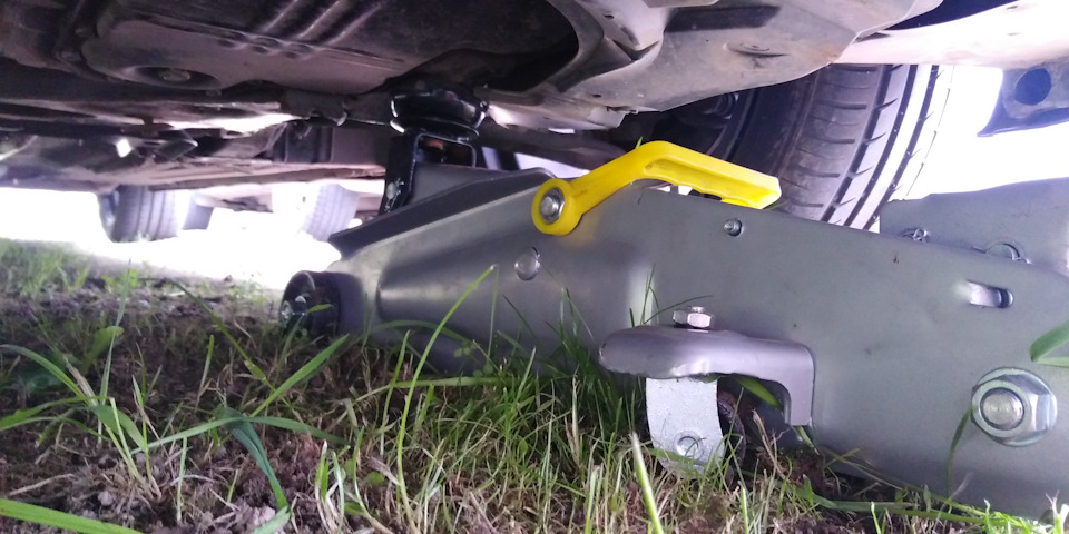Замена левой опоры двигателя Nissan Note 2004 - 2012